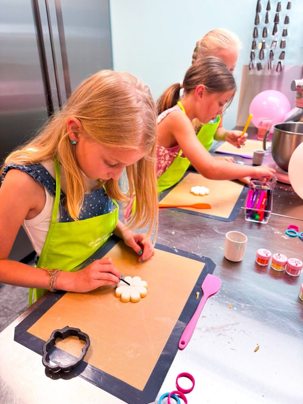 Enfants concentrés sur la décoration